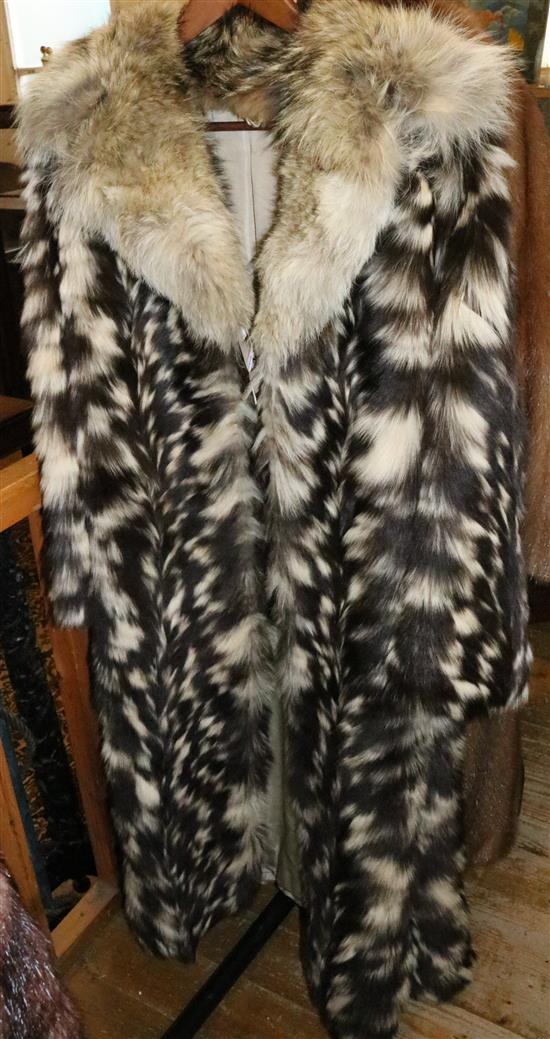 Brown & cream striped fur coat with wolf collar(-)